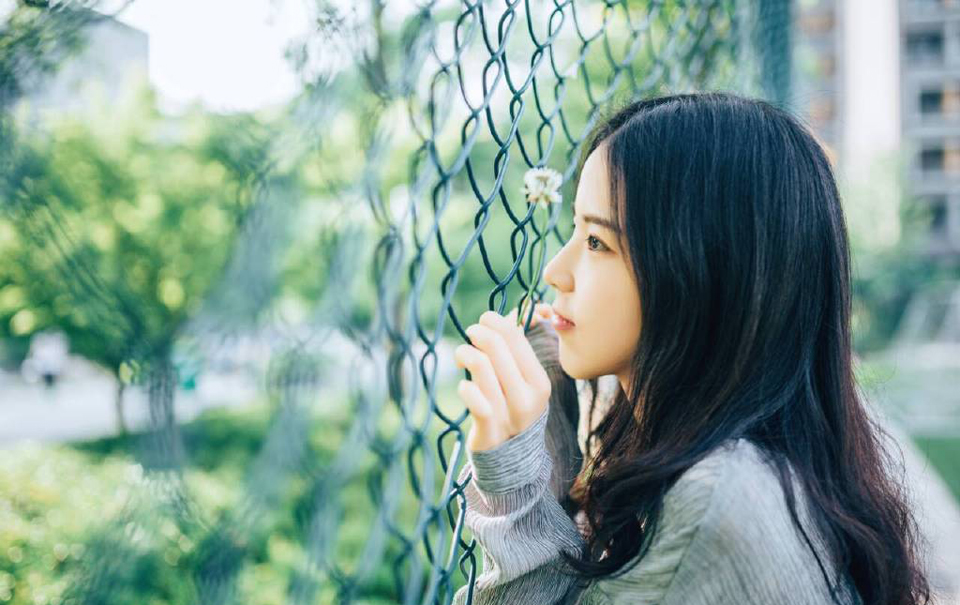 “冤家，你何时将我娶入府中？省的现在这样偷偷摸摸，见你一面，还要跟那混人找寻借口。”略带娇喘的声音听在刘璝的耳朵里，却不啻于平地惊雷，那声音，竟是如此的熟悉。